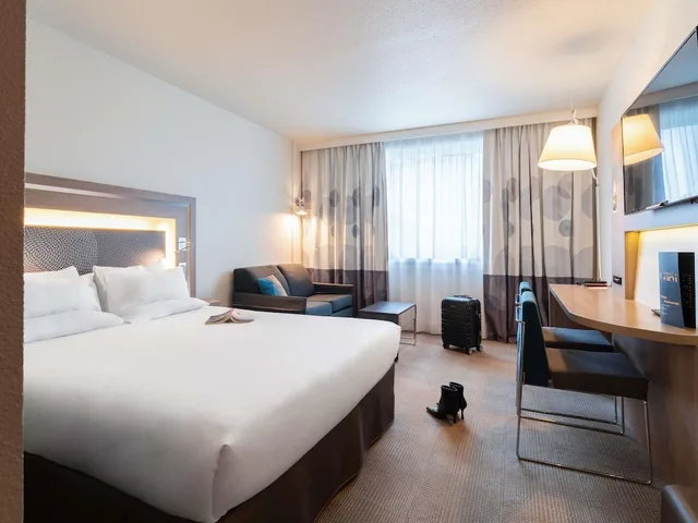 Superior Room Queen size bed Sofa bed 1 place, Novotel Paris 17 3/10