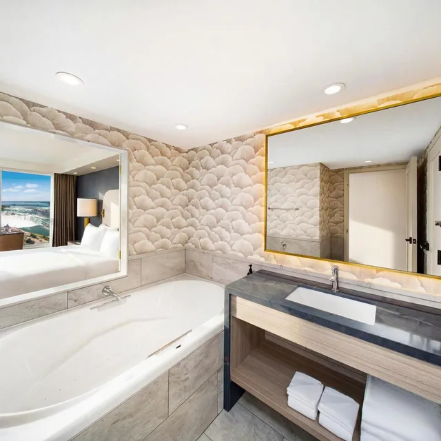 2 Rooms, Premium, Suite, King Bed, Falls View, Sofa، Embassy Suites By Hilton Niagara Falls Fallsview 2/2