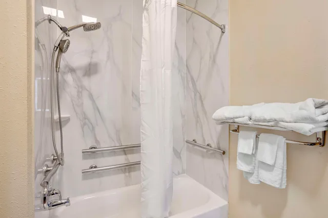 غرفة بسرير كينج مع أريكة بحوض جاكوزي، Best Western Carlisle 5/5