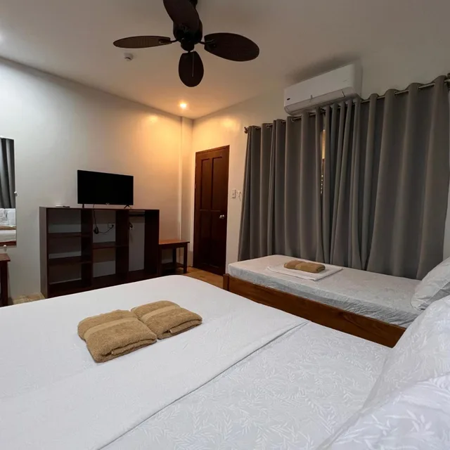 Room, Triple, Street View, Balcony، Rosanna's Pension 6/10