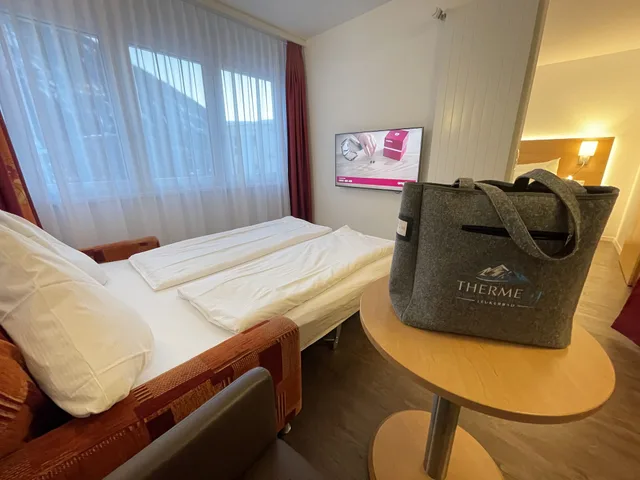 جناح جونيور بسرير كوين مع أريكة بحوض استحمام، Therme 51 3/6