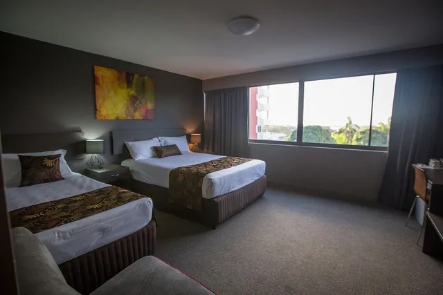 غرفة قياسية بسريرين منفصلين وسرير كوين وسرير فردي، Gladstone Reef Hotel Motel 1/6