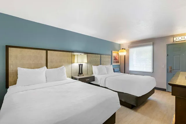 غرفة بسريرين كوين بإطلالة على الفناء، Best Western Plus St. Simons 1/3