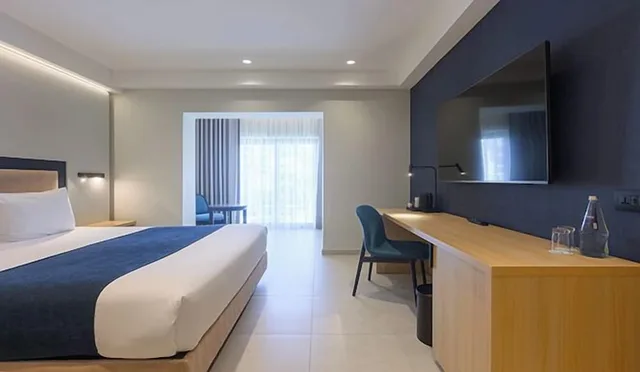 جناح جونيور بسريرين منفصلين بشرفة مع أريكة، Maritim Antonine Hotel and Spa Malta 4/8