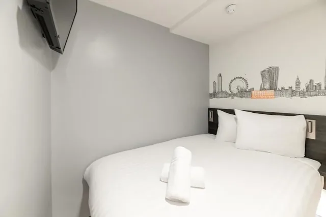 Standard, Double Bed, No Window، easyHotel London Victoria 2/10