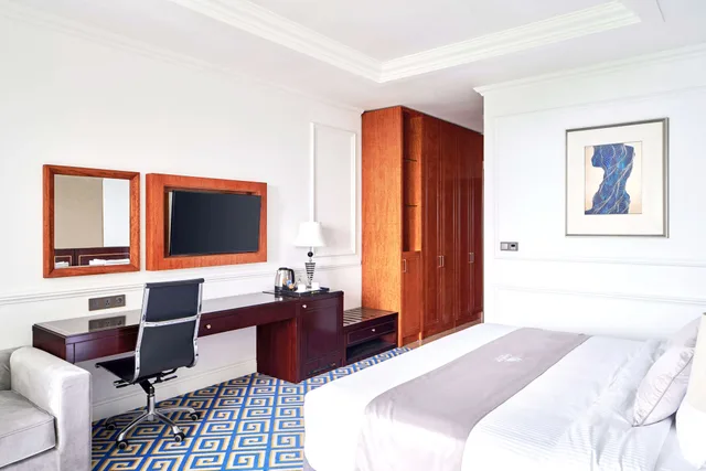 غرفة بسرير كينج بإطلالة على البحر مع أريكة بجاكوزي، Goldone Hotel And Suites 10/10
