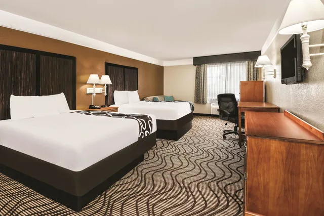 غرفة ديلوكس بسريرين كوين لذوي الإعاقة، La Quinta Inn & Suites by Wyndham San Antonio N Stone Oak 2/4