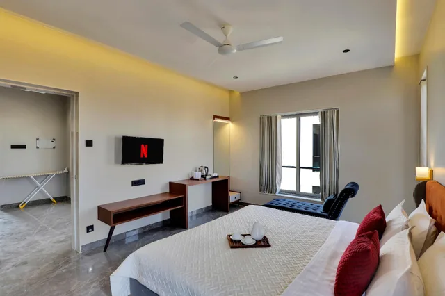 فيلا بسرير كوين بـ4 غرف نوم، Goverdhan Greens Resort Dwarka 1/1