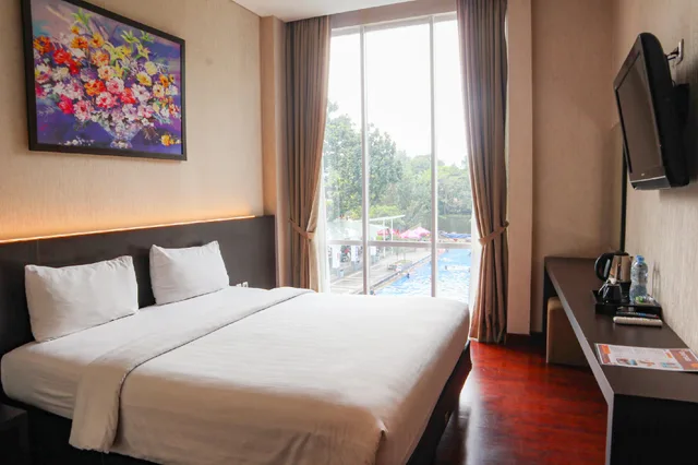 غرفة ديلوكس بإطلالة على المسبح، Oasis Siliwangi Sport Hotel 1/2
