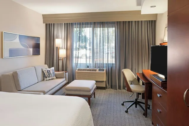 غرفة بسرير كينج مع أريكة، Courtyard Long Beach Airport 8/10