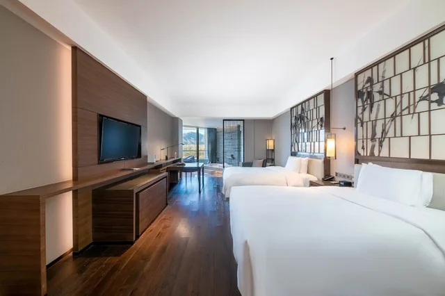 غرفة ديلوكس بسريرين مزدوجين بإطلالة على الجبل بشرفة، Beijing Marriott Hotel Changping 1/8