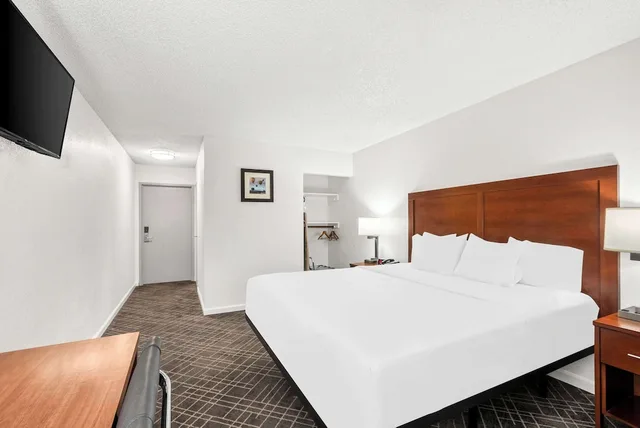 Upgrade, Suite, King Bed, Comfort Inn Yreka I-5 3/5