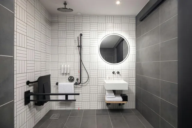 Moxy Hideaway, Sleeper, Queen Bed, No Window، Moxy London Piccadilly Circus 9/9