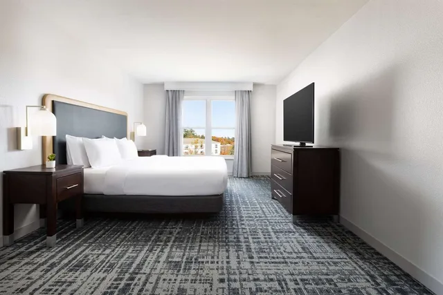 جناح بسرير كينج بحوض استحمام لذوي الإعاقة، Homewood Suites by Hilton Manchester/Airport 2/4