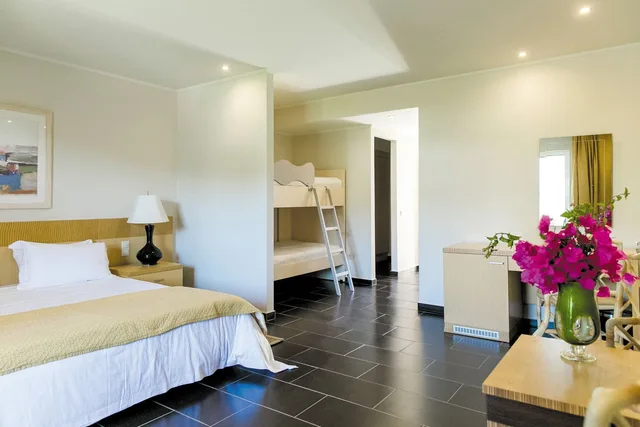 Family room Open Plan، Out of the Blue Resort 2/4