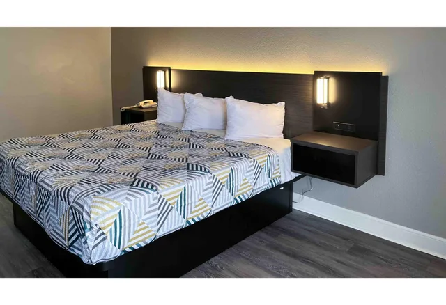 1 King Bed - Non-Smoking, Micfridge، Studio6 Suites Perry, GA 1/2