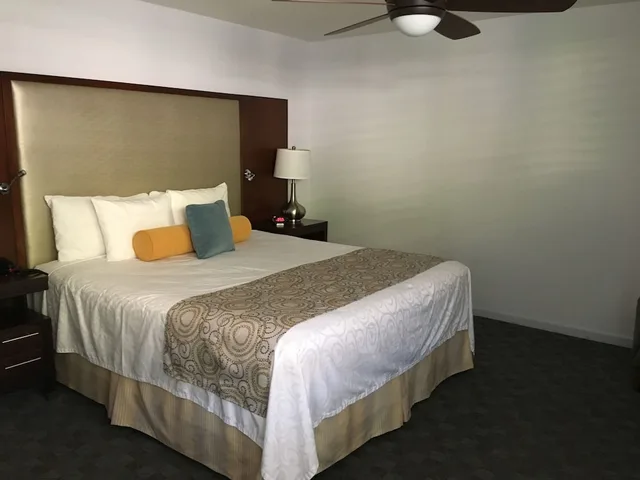 شقة سكنية بسرير كينج بغرفة نوم واحدة مع أريكة، Getaways At Palm Springs Tennis Club 1/6