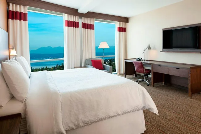 غرفة ركنية بسرير كينج، FOUR POINTS BY SHERATON SEATTLE AIRPORT SOUTH 1/3