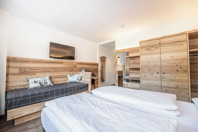 Comfort, Triple, 1 King and 1 Single Beds, Back Side, Hotel Sporting Ravelli 2/5
