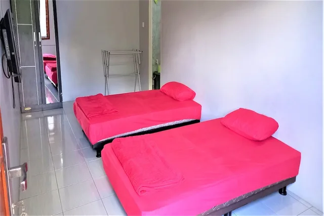 Standard, Twin Beds, Nabila Syar i Guesthouse by ZUZU 1/1