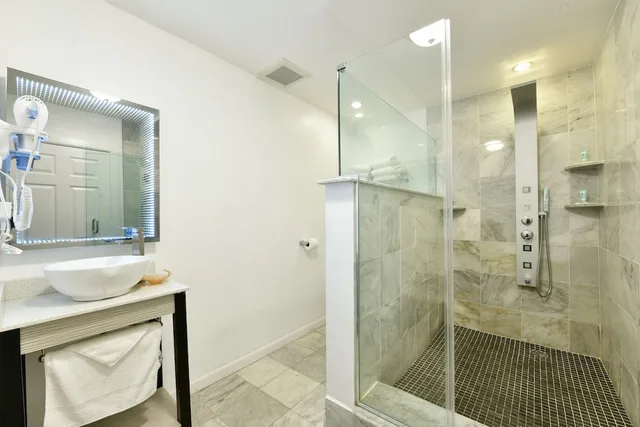 غرفة سوبيريور بسرير كينج بحمام خاص، The Freeport Inn and Marina 7/8