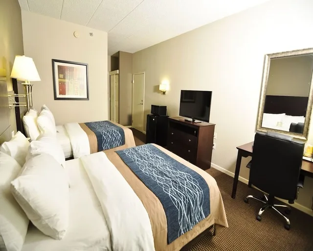 غرفة قياسية بثلاثة أسرّة، Comfort Inn Sandusky 2/10