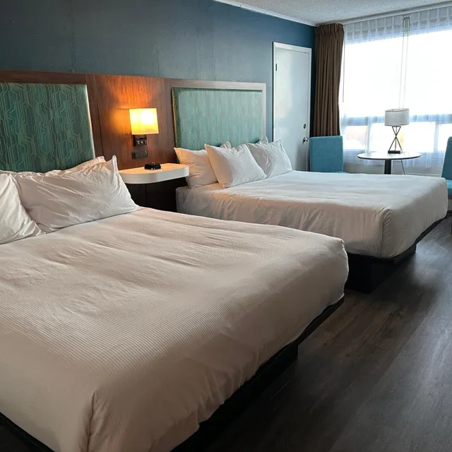Drive Up, Deluxe, King Bed, 2 Queen Beds, Pet Friendly، Travelodge by Wyndham Amherst 1/10