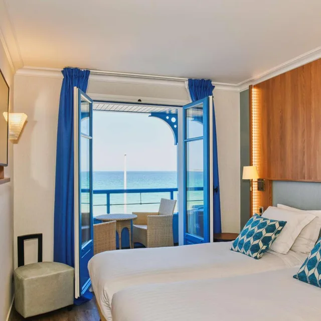 غرفة بسريرين منفصلين بإطلالة على البحر، Best Western Hotel Alexandra 3/6