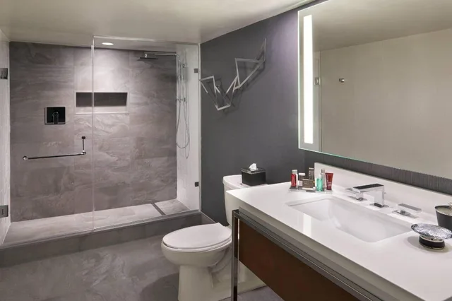 1 Bedroom, Bi Level, Suite, King Bed, Sofa, Toronto Marriott City Centre Ex Renaissance Toronto Hotel 3/4