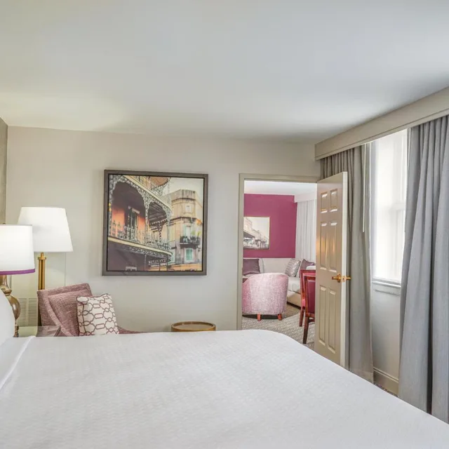 جناح بسرير كينج بغرفة نوم واحدة مع أريكة، Astor Crowne Plaza New Orleans French Quarter, An Ihg Hotel 4/9