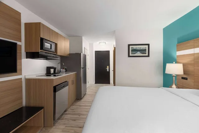 غرفة بسريرين كوين بمطبخ صغير، La Quinta Inn & Suites by Wyndham Sevierville / Kodak 1/4