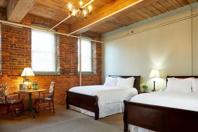غرفة بسريرين كوين، The Historic Brookstown Inn, Trademark Collection by Wyndham 1/3