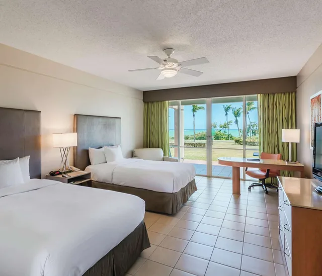 غرفة ديلوكس بسرير مزدوج بإطلالة على البحر بشرفة، Hilton Ponce Golf & Casino Resort 1/2