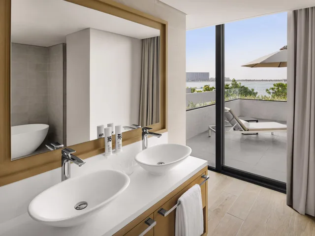 Junior Suite, Beach Front, Terrace، Movenpick Resort Al Marjan Island 4/5
