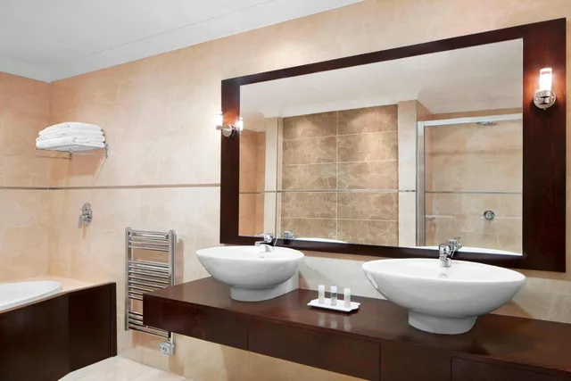 جناح تنفيذي بسرير كينج بإطلالة على البحر، The Westin Dragonara Resort Malta 4/5
