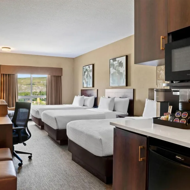 غرفة ثلاثية، Ramada By Wyndham Drumheller Hotel & Suites 2/9