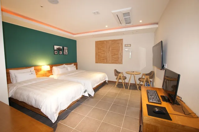 غرفة قياسية بسرير مزدوج وسرير فردي، River Hotel 1/3
