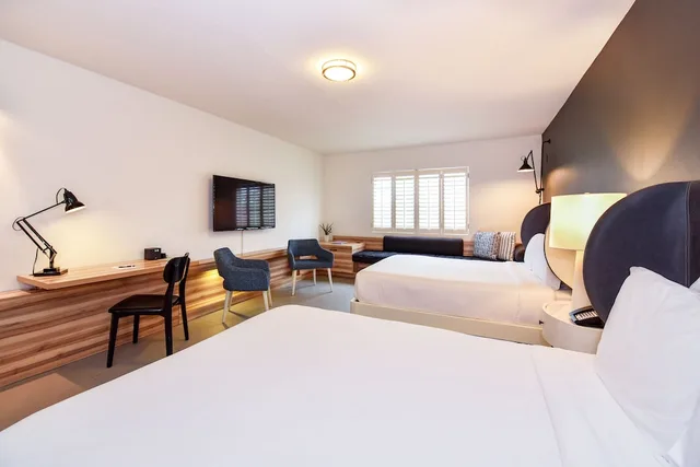 غرفة بسريرين كوين، The Locale Hotel Grand Cayman 2/2