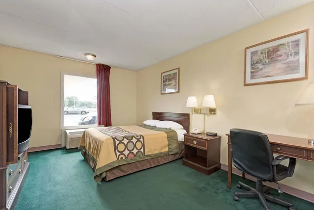 غرفة بسرير مزدوج لذوي الإعاقة، Super 8 by Wyndham Indianapolis South 4/6