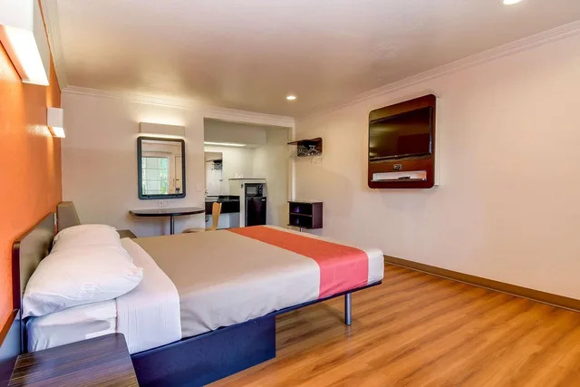 غرفة بسرير كينج للمدخنين، Motel6 Garden Grove, CA 5/10