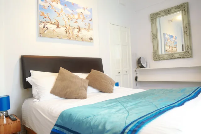 غرفة كبيرة بسرير كينج وسرير كوين بشرفة، Motel Schmotel 3/4
