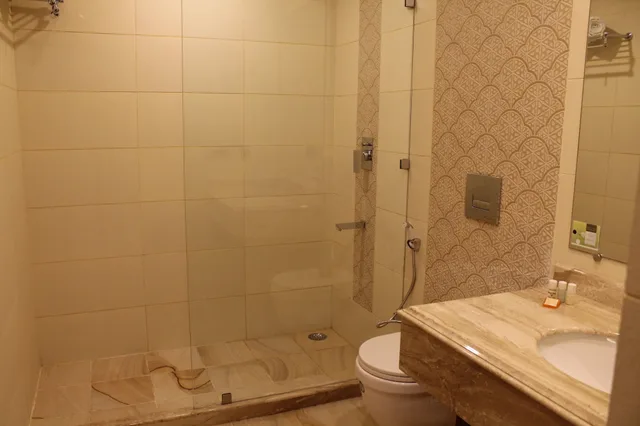 غرفة فاخرة بسريرين منفصلين بشرفة، Surya Hotel 4/4
