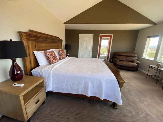 غرفة بسرير كينج مع سرير سحّاب إضافي، Skyridge Inn Bed & Breakfast 2/8