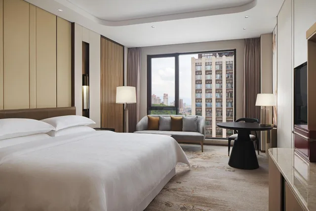 غرفة ديلوكس بسرير كينج، Sheraton Yunfu Xinxing Hotel 2/5