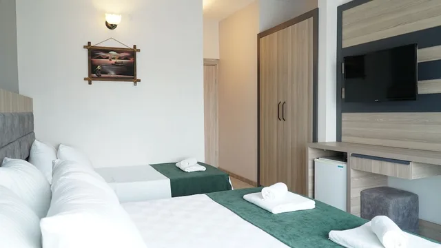 غرفة قياسية بسرير كوين وسرير فردي بغرفة نوم واحدة، Medos hotel 8/10