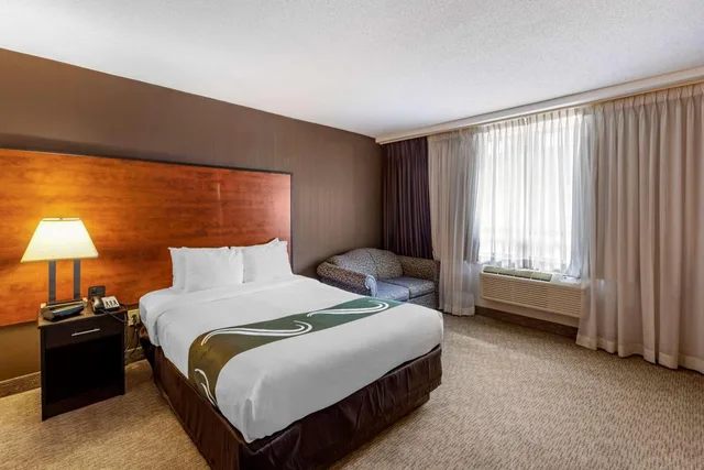 غرفة بسرير كوين مع أريكة، Quality Inn Toronto Airport 6/10