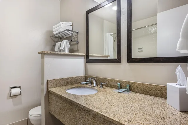 غرفة قياسية بسرير كينج بشرفة يُسمح فيها بالحيوانات الأليفة، Best Western New Oregon 7/7