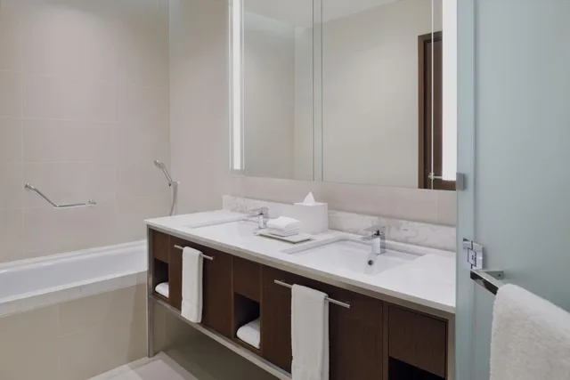 جناح جونيور تنفيذي بسرير كينج بإطلالة جزئية على البحر مع دخول الصالة، Delta Hotels Marriott City Center Doha 8/10