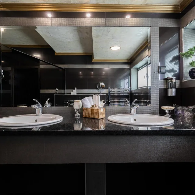 جناح رئاسي بشرفة، Prezident Hotel 5/6