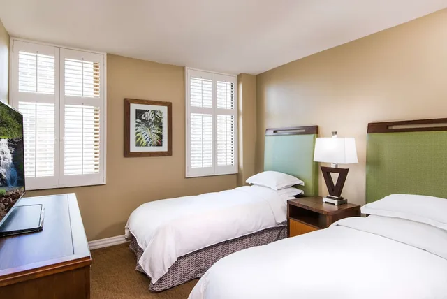 2 Bedrooms, Lagoon, Tower, Suite, Ocean View، Hilton Grand Vacations Club at Hilton Hawaiian Village 5/7